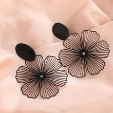 Load image into Gallery viewer, 2024 Vintage Black Flower Clip on Earrings for Women Exaggerated Personality Non Pierced Earrings Wedding Party Jewelry
